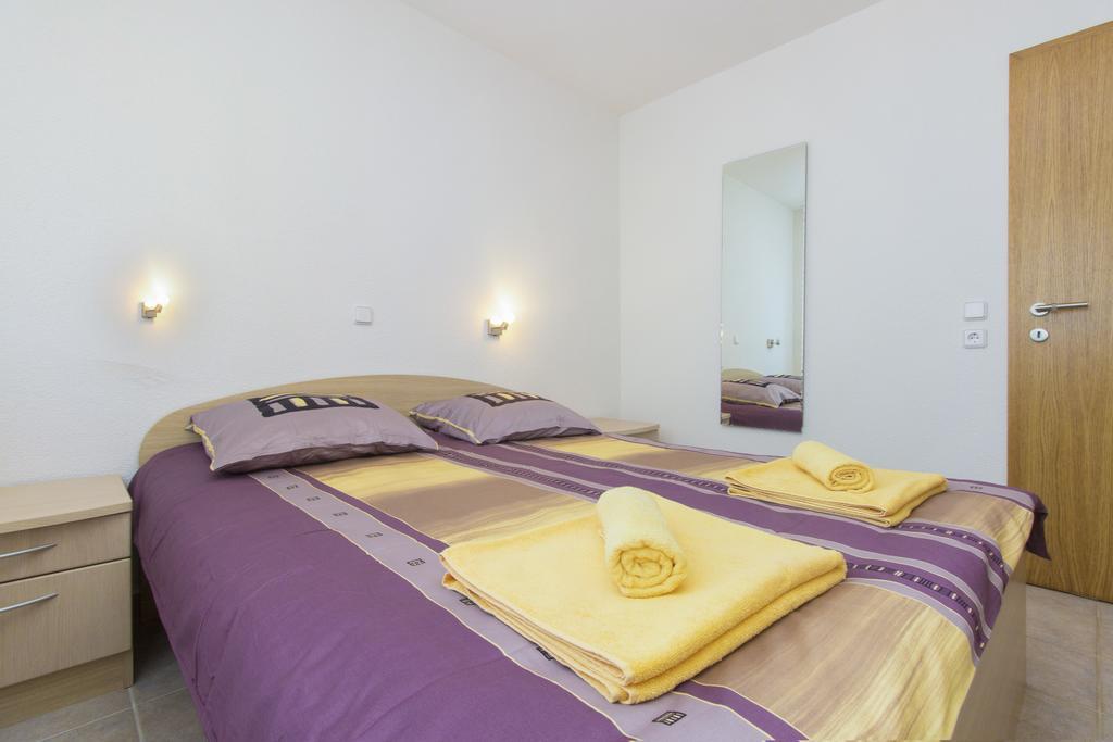 Apartments Zoran Pirovac Buitenkant foto