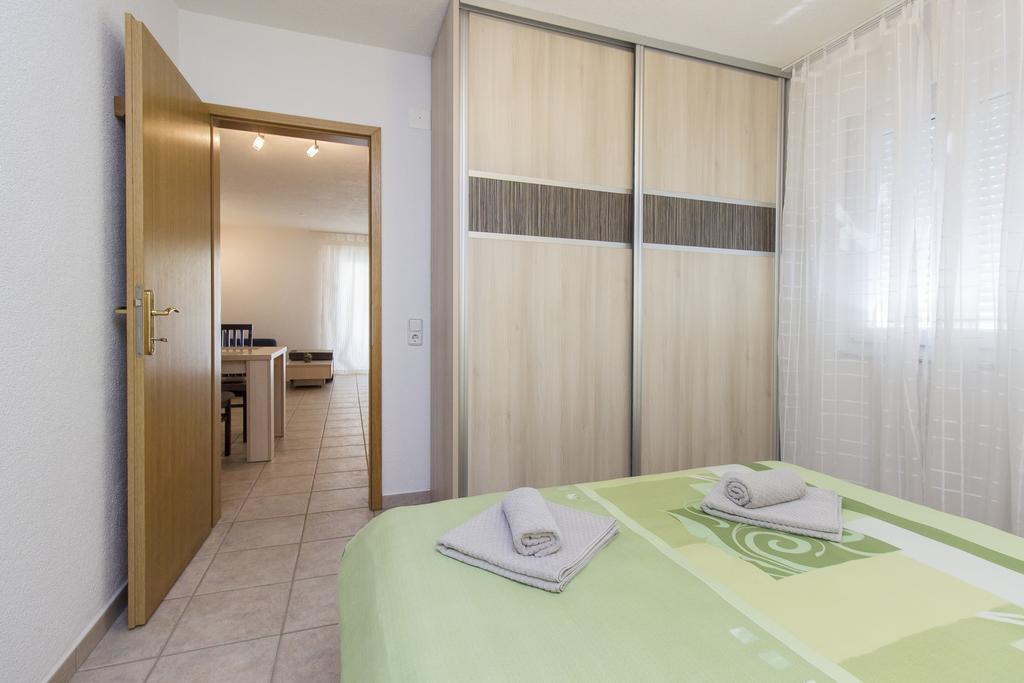 Apartments Zoran Pirovac Buitenkant foto