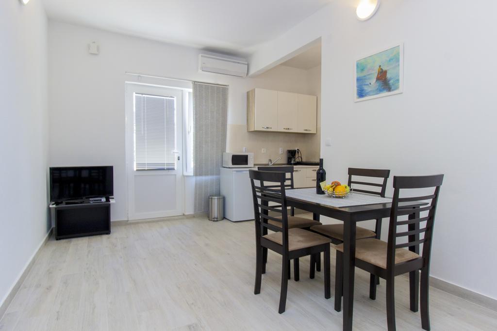 Apartments Zoran Pirovac Buitenkant foto