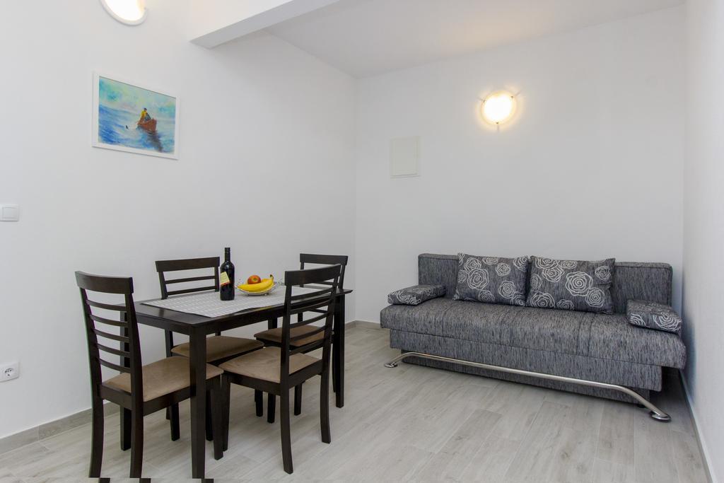 Apartments Zoran Pirovac Buitenkant foto