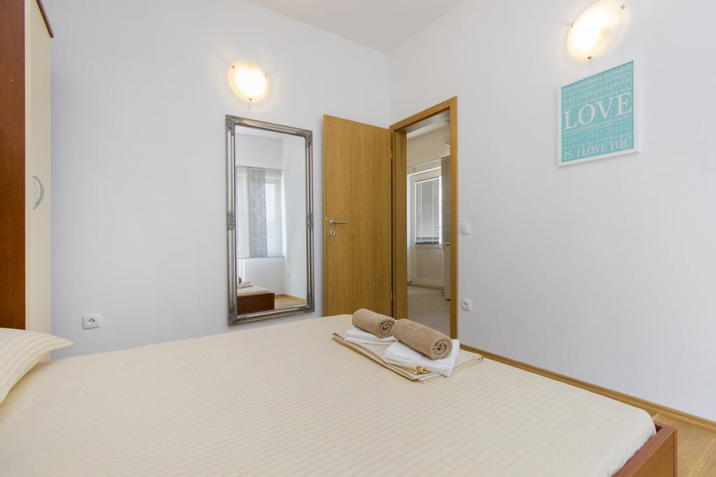 Apartments Zoran Pirovac Buitenkant foto