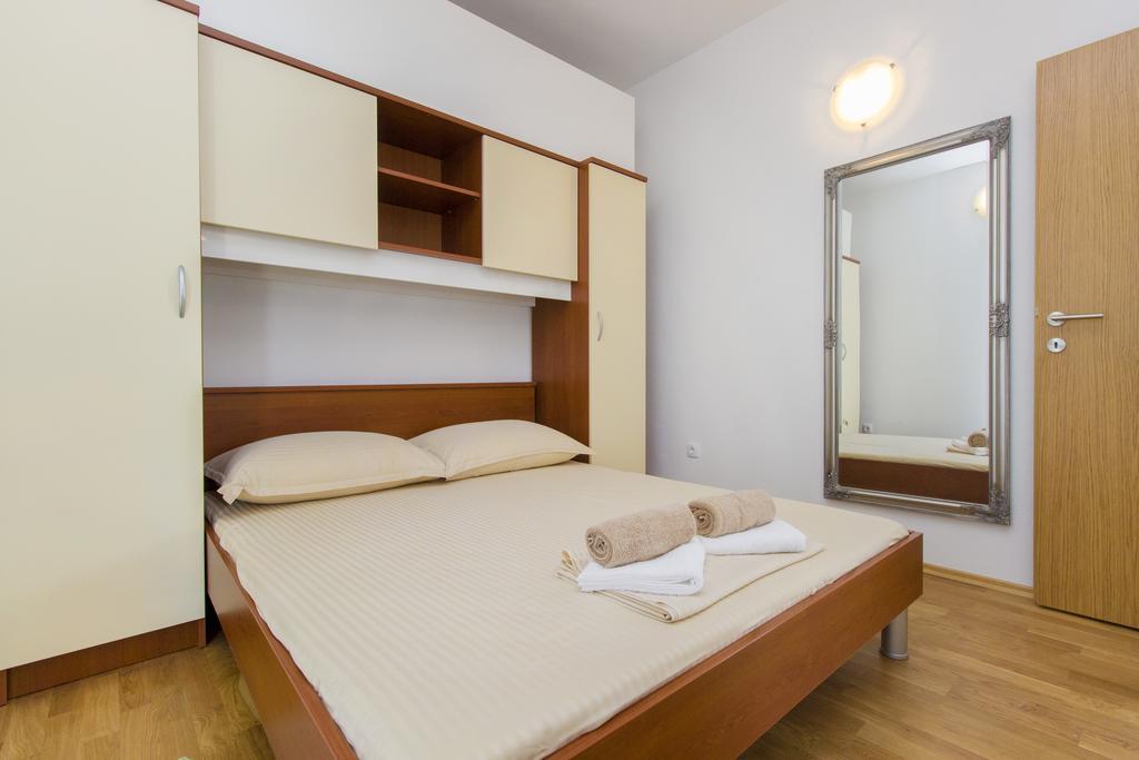 Apartments Zoran Pirovac Buitenkant foto