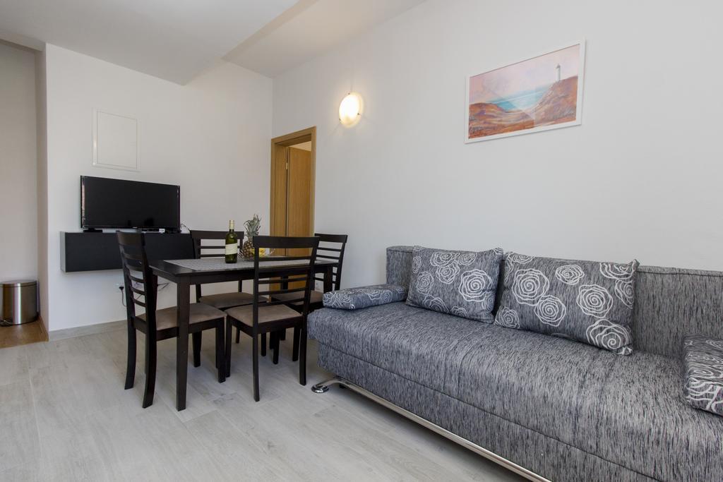 Apartments Zoran Pirovac Buitenkant foto