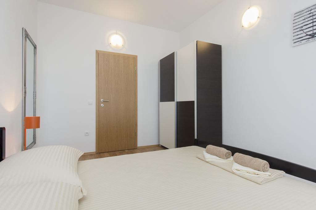 Apartments Zoran Pirovac Buitenkant foto