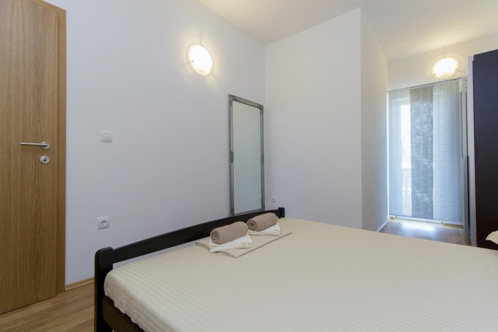 Apartments Zoran Pirovac Buitenkant foto