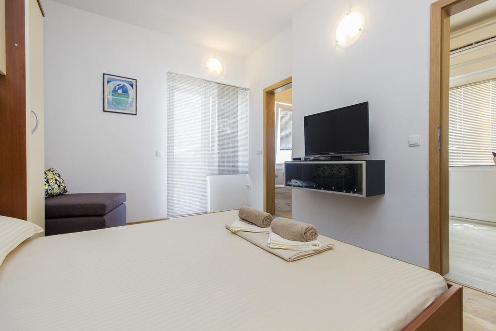 Apartments Zoran Pirovac Buitenkant foto