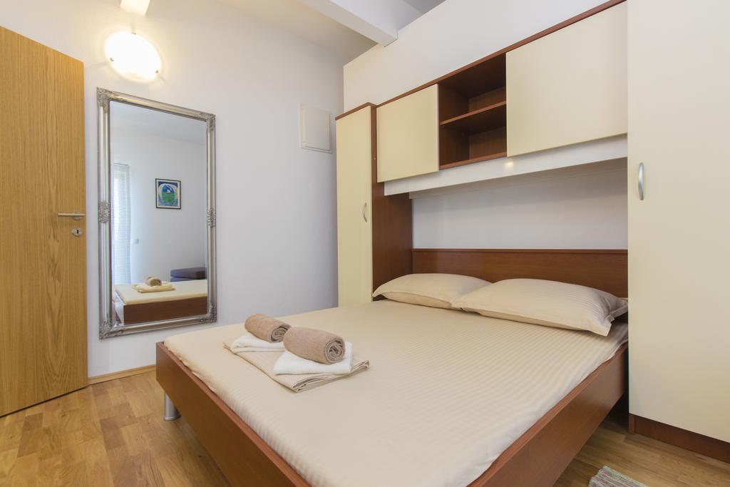 Apartments Zoran Pirovac Buitenkant foto